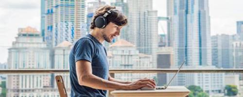 通過(guò)鍬身本體的延伸的凸起鼻梁及凸起加強(qiáng)筋